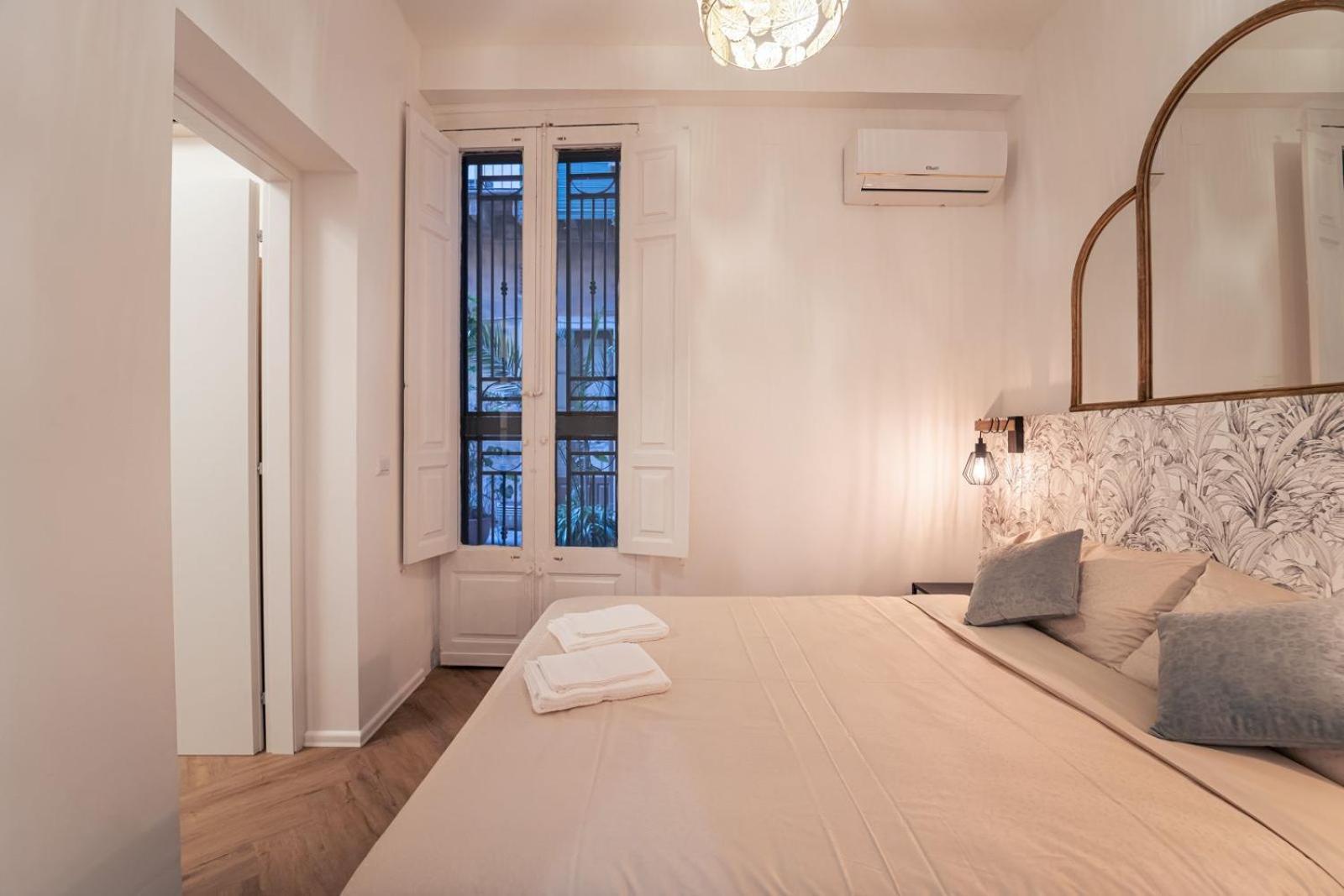 Elegant Design Apartment In Historical City Center Катанія Екстер'єр фото
